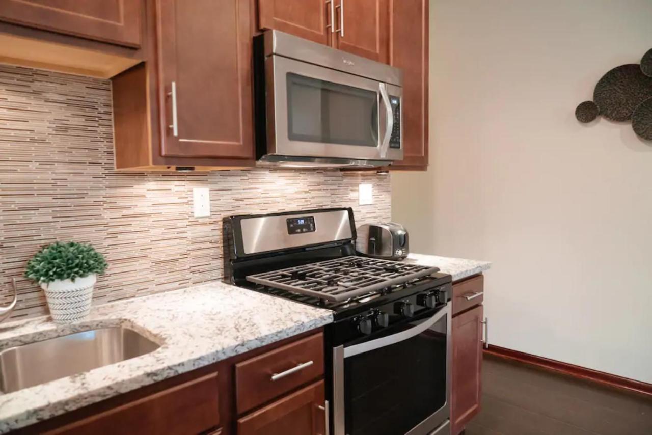2Br Airy & Tidy Apt With Free Covered Parking - Central Modern Chicago Exterior photo