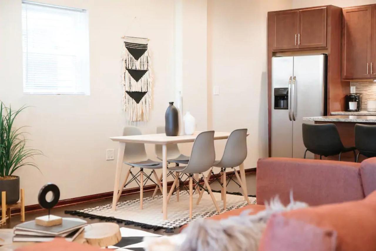 2Br Airy & Tidy Apt With Free Covered Parking - Central Modern Chicago Exterior photo