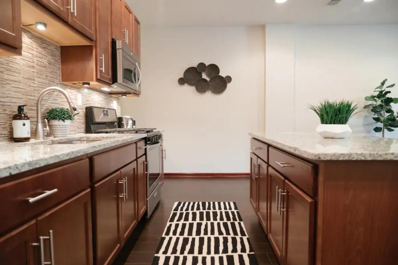 2Br Airy & Tidy Apt With Free Covered Parking - Central Modern Chicago Exterior photo